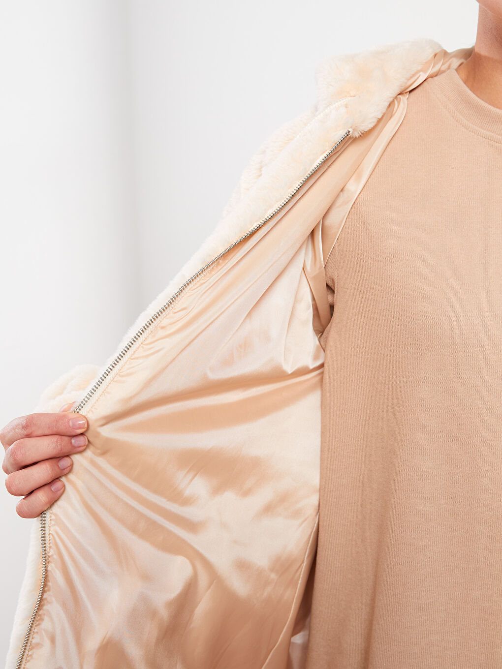 Ekru Kapüşonlu Düz Uzun Kollu Kürklü Kadın Kaban-4