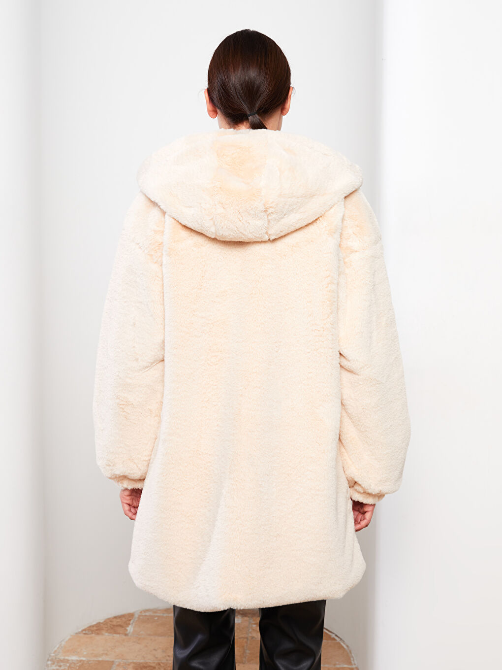 Ekru Kapüşonlu Düz Uzun Kollu Kürklü Kadın Kaban-5