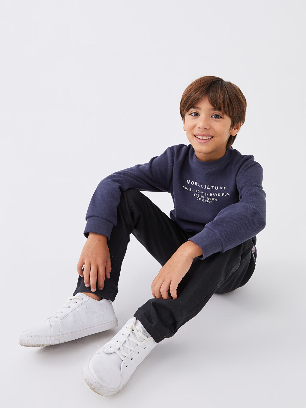 LCW Kids Суитшърт с кръгло деколте, отпечатан, с дълъг ръкав за момчета -W2AR98Z4-HG0