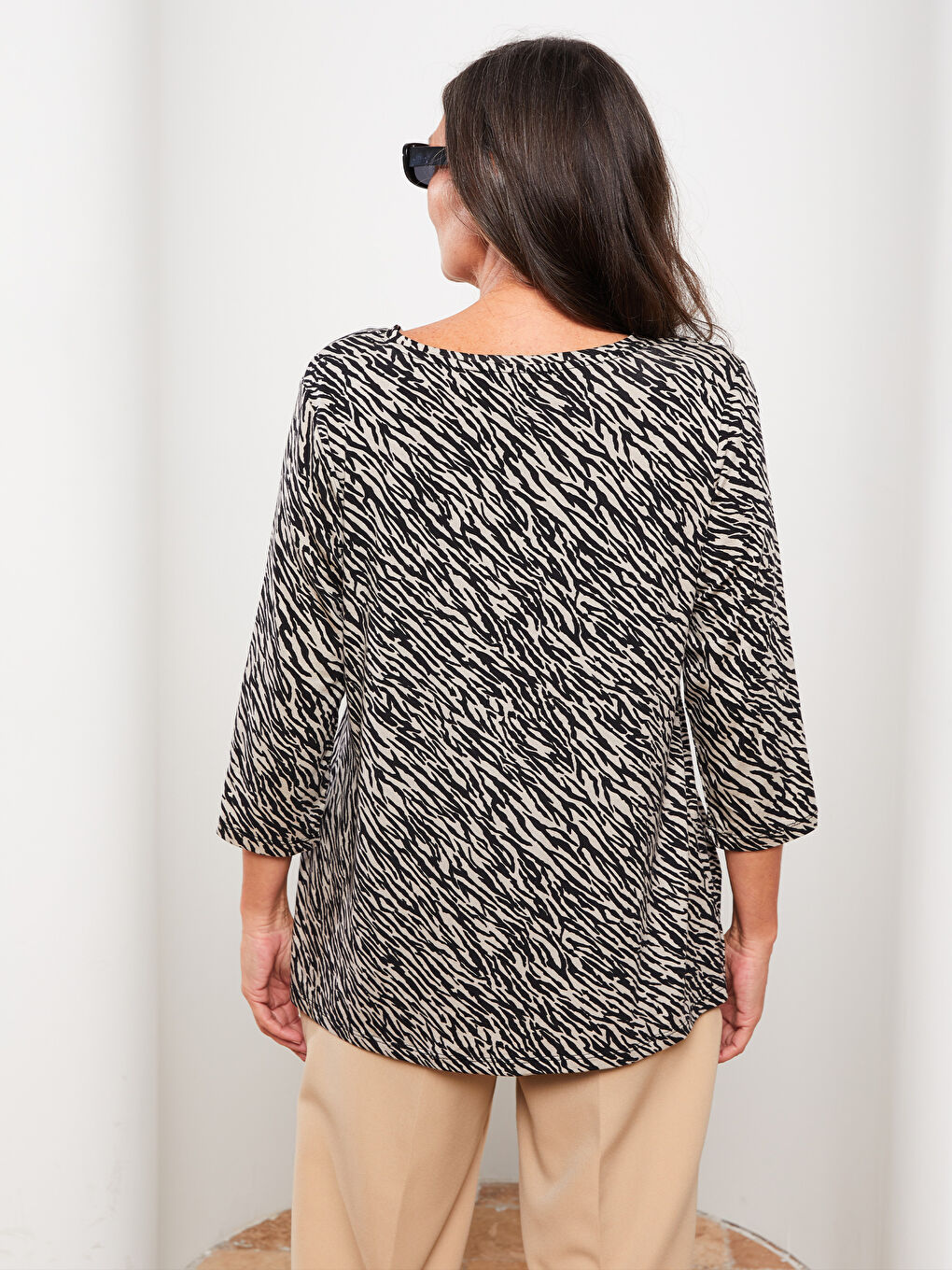 Siyah V Yaka Desenli Kadın Tişört-4