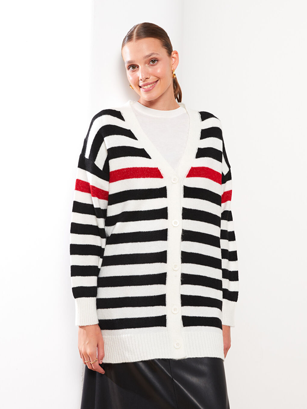 Siyah V Yaka Çizgili Uzun Kollu Kadın Triko Hırka-1