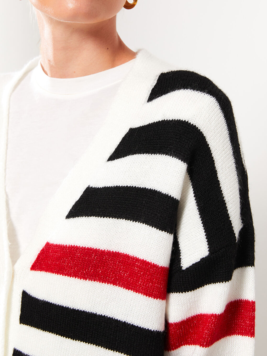 Siyah V Yaka Çizgili Uzun Kollu Kadın Triko Hırka-3