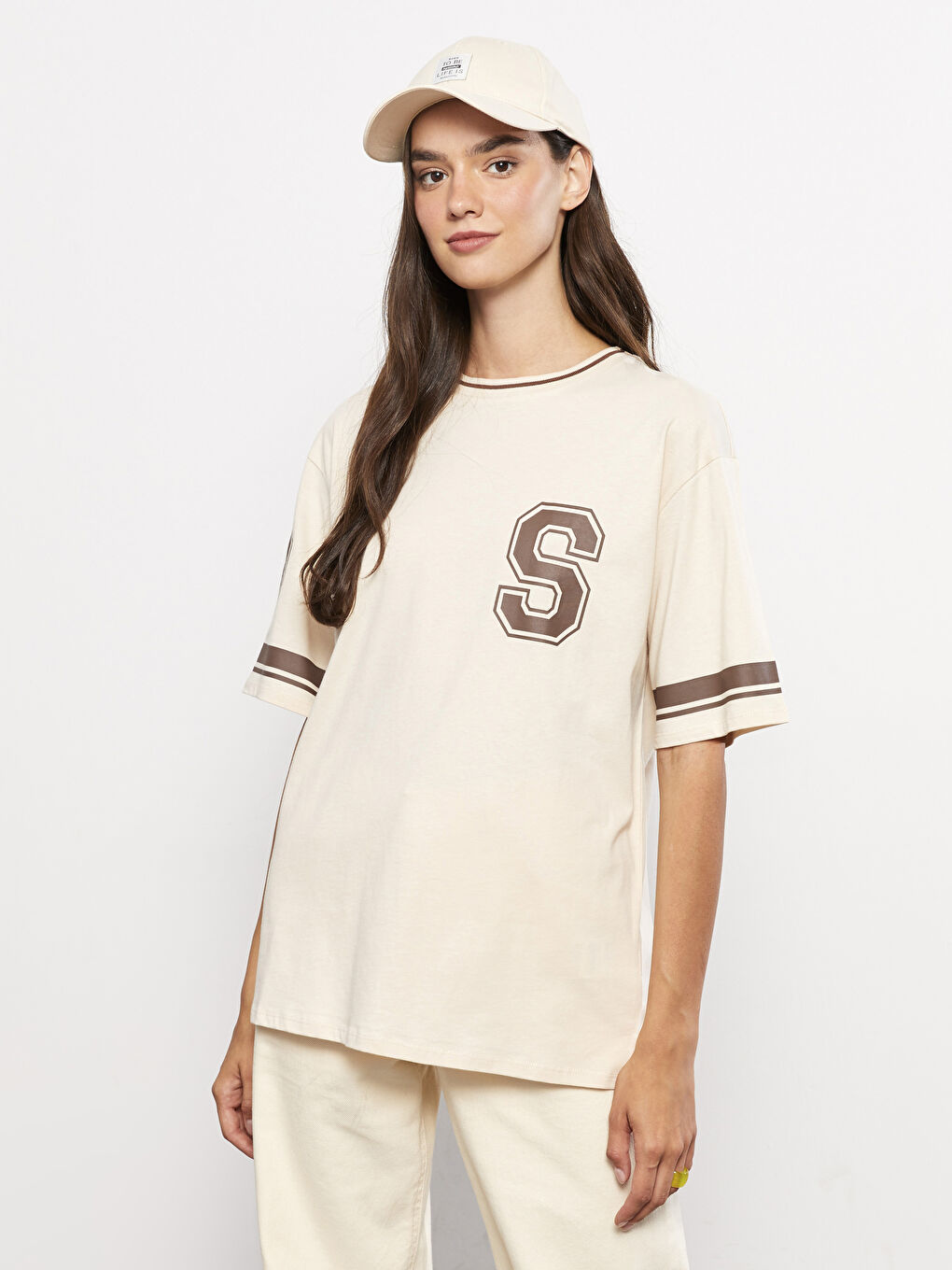 Bej Bisiklet Yaka Baskılı Kısa Kollu Pamuklu Kadın Tişört-1