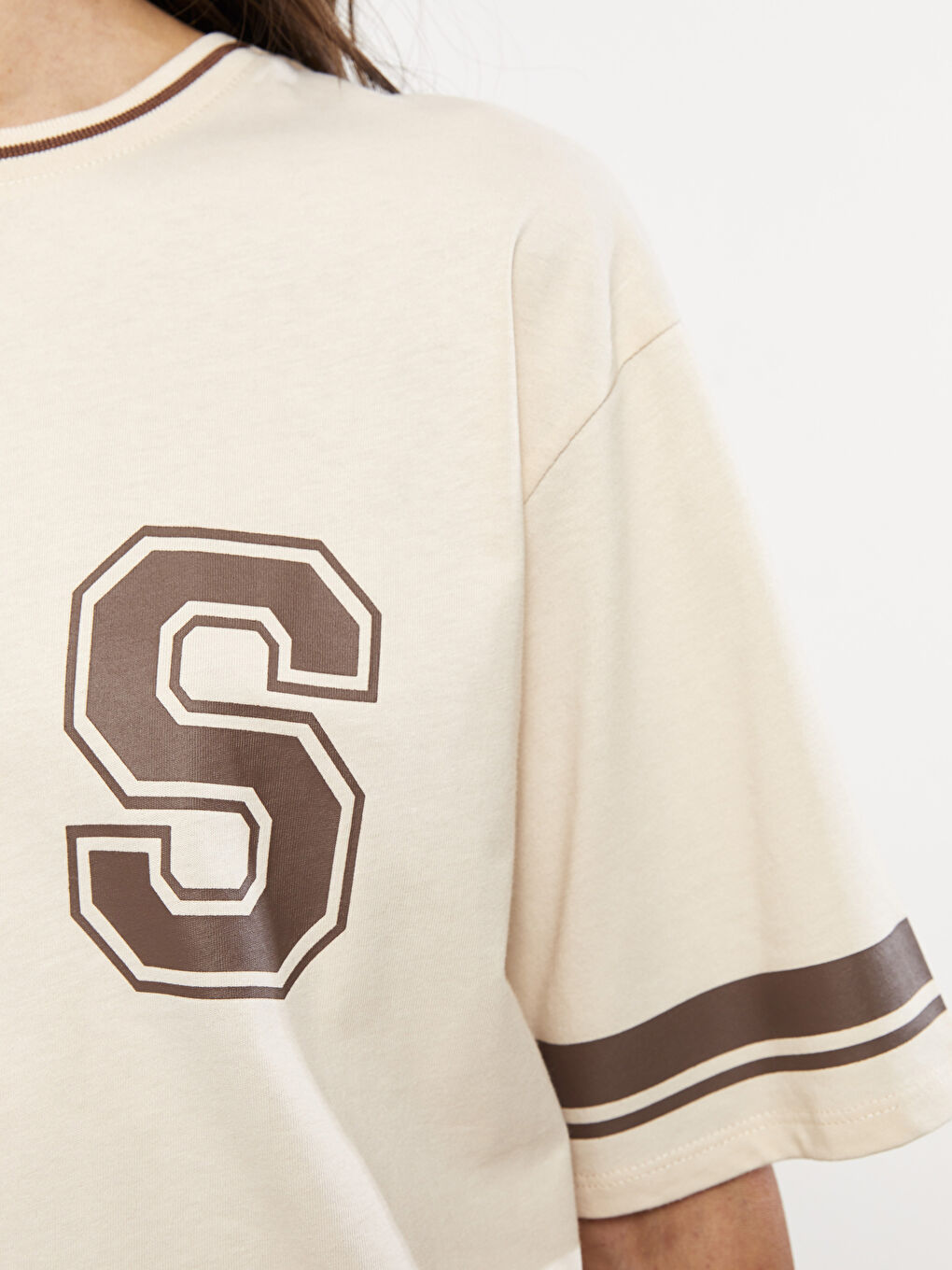 Bej Bisiklet Yaka Baskılı Kısa Kollu Pamuklu Kadın Tişört-3