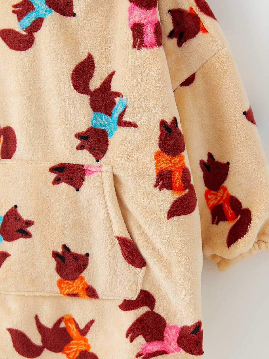 Ekru Kapüşonlu Baskılı Uzun Kollu Kız Çocuk Polar Pijama Üst-3