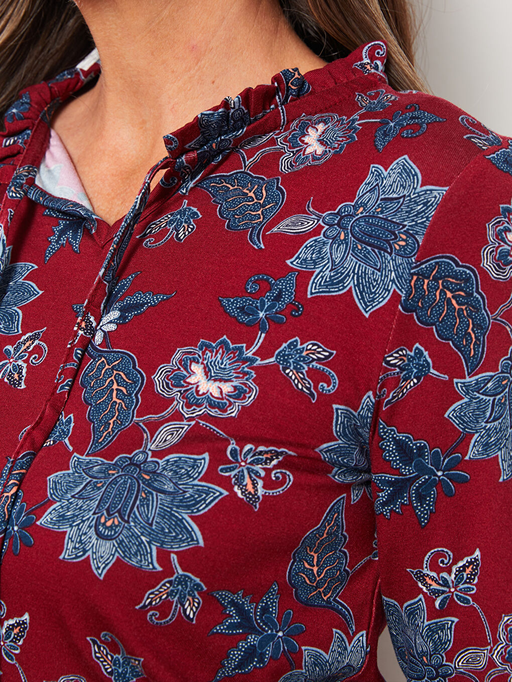 Kırmızı Bağlamalı Yaka Desenli Uzun Kollu Kadın Bluz-3