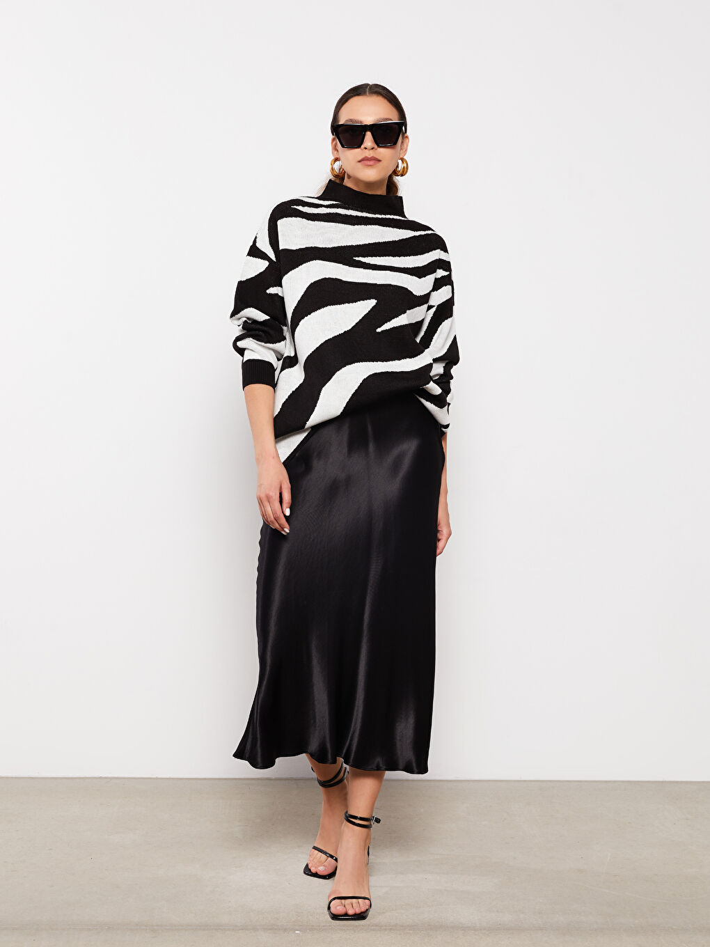 Siyah Dik Yaka Desenli Kadın Triko Kazak