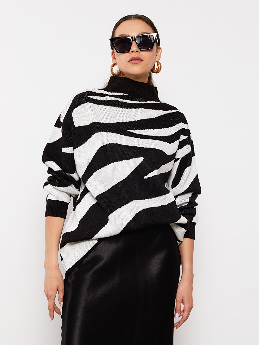 Siyah Dik Yaka Desenli Kadın Triko Kazak-1