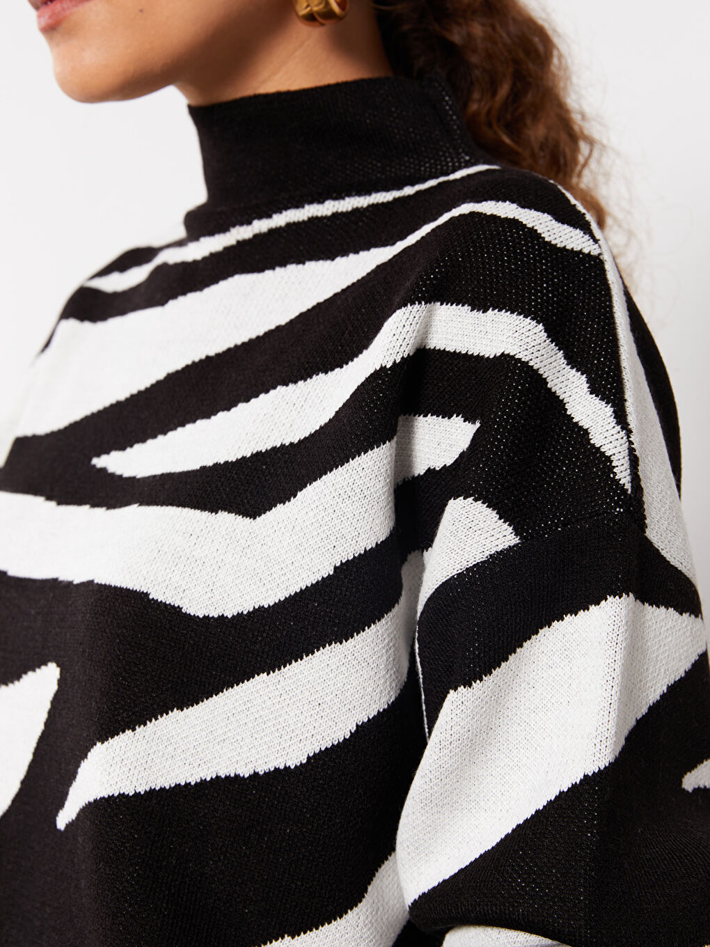 Siyah Dik Yaka Desenli Kadın Triko Kazak-3