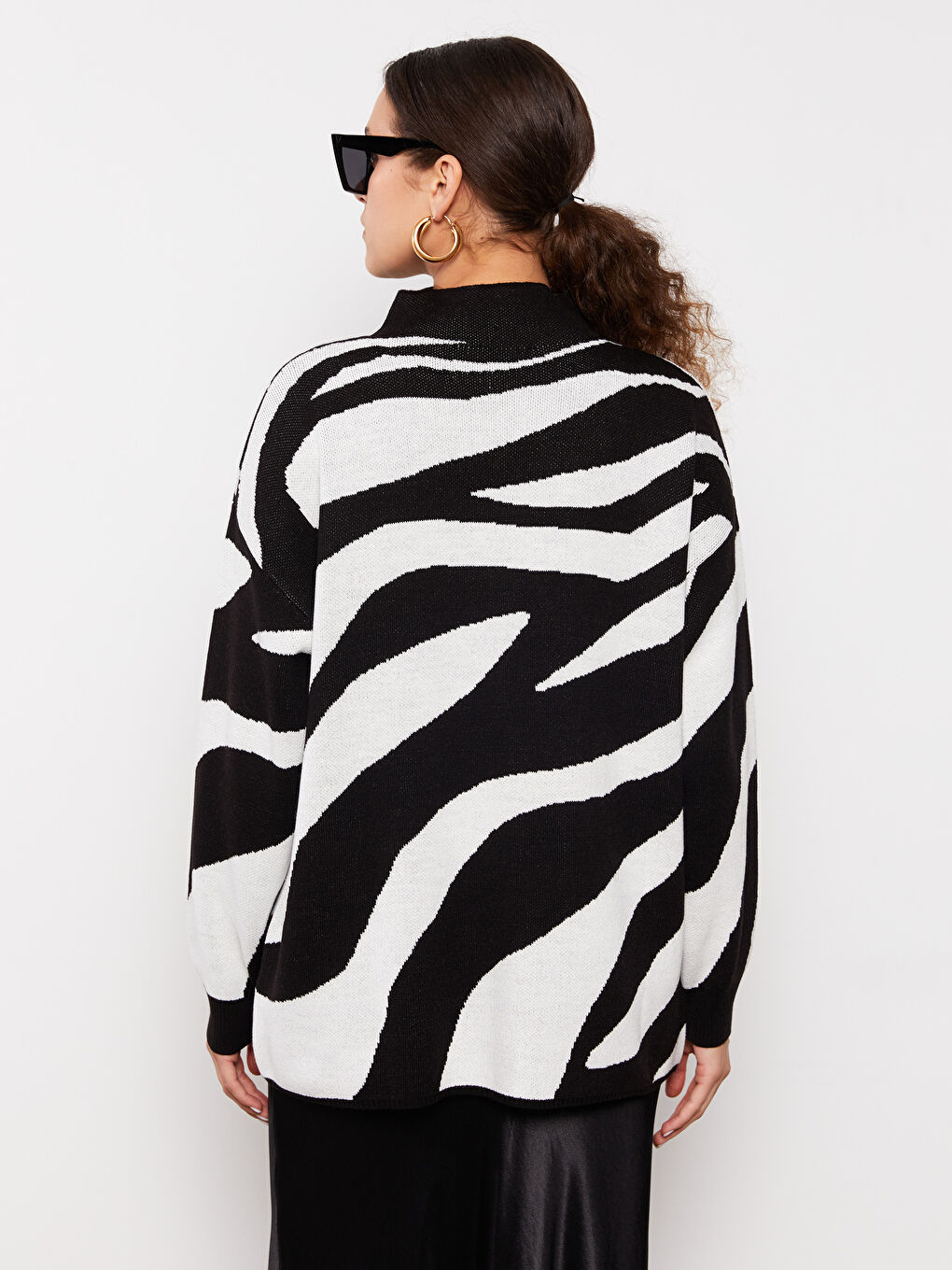 Siyah Dik Yaka Desenli Kadın Triko Kazak-4