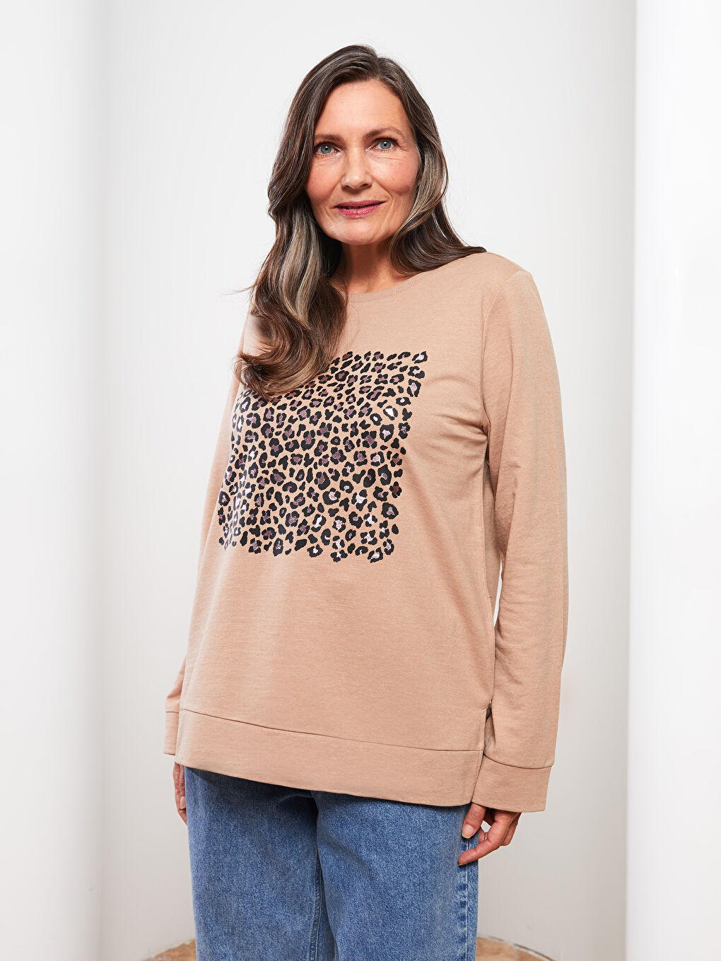 سويت شيرت كم طويل مطبوع بياقة دائرية للسيدات-1