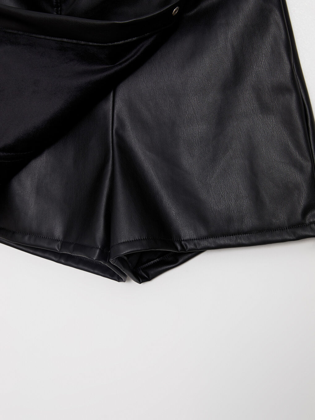 Siyah Kadın Beli Fermuarlı Düz Deri Görünümlü Şort Etek-12