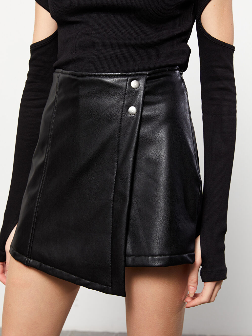 Siyah Kadın Beli Fermuarlı Düz Deri Görünümlü Şort Etek-5
