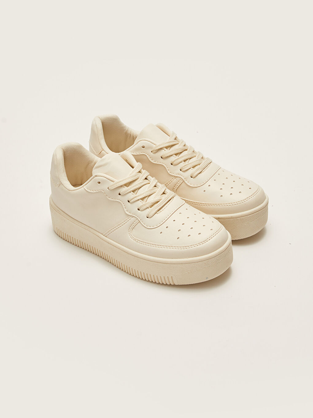 Ekru Deri Görünümlü Bağcıklı Kadın Spor Ayakkabı