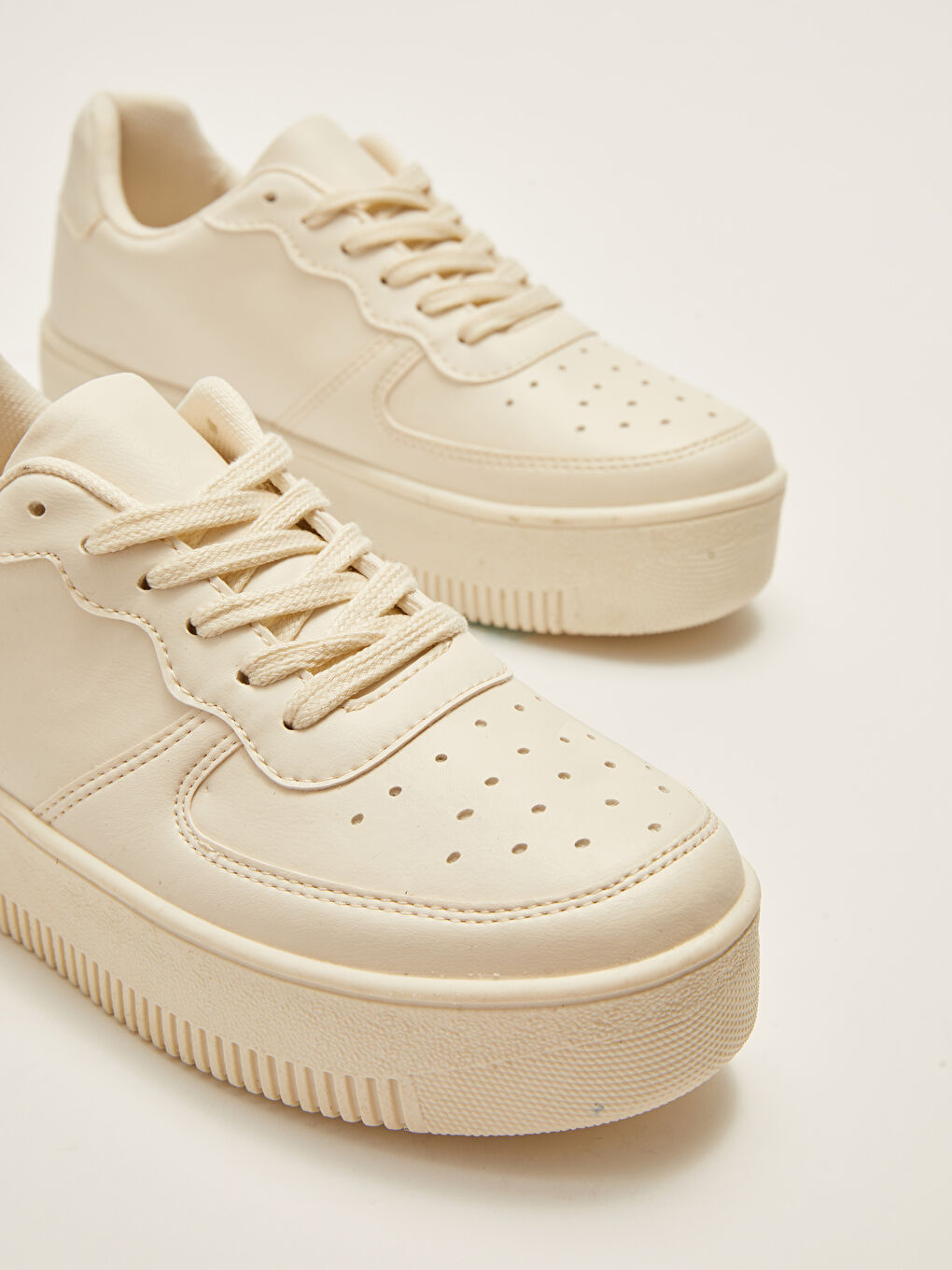 Ekru Deri Görünümlü Bağcıklı Kadın Spor Ayakkabı-2