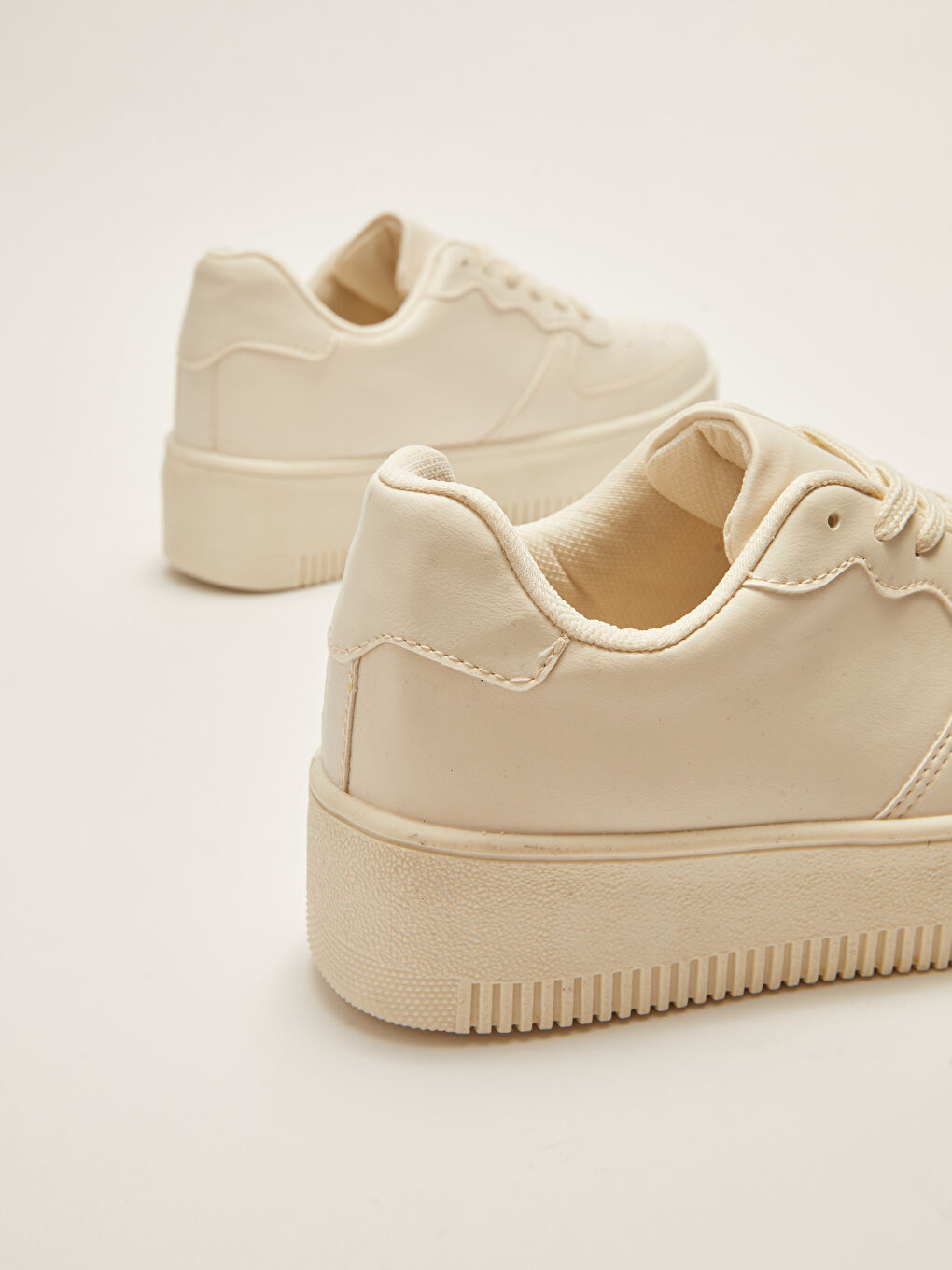 Ekru Deri Görünümlü Bağcıklı Kadın Spor Ayakkabı-4