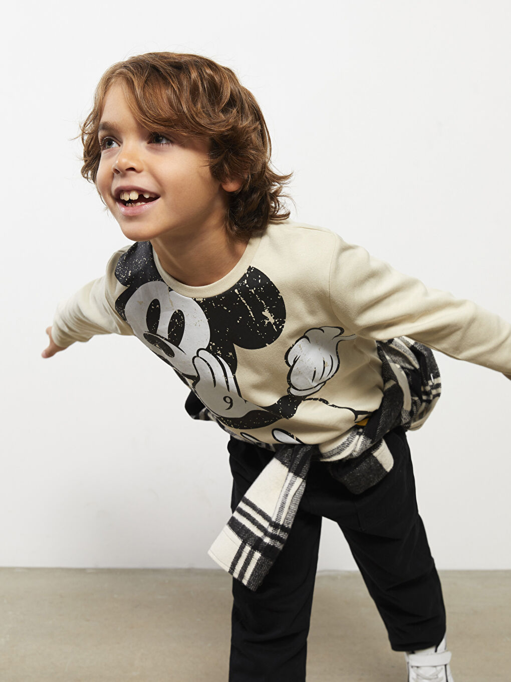 LCW Kids تیشێرت قۆڵ درێژ چاپکراوی Mickey Mouse یه‌خه‌ خڕ - کوڕان -W2BB97Z4-G5V