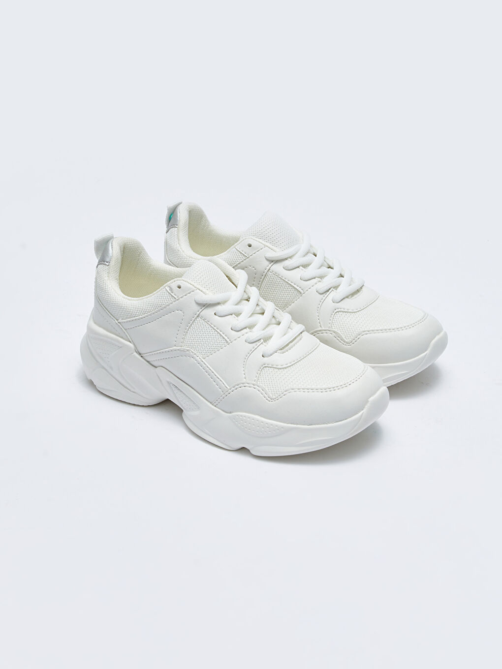 Beyaz Bağcıklı Kalın Tabanlı Kadın Spor Ayakkabı