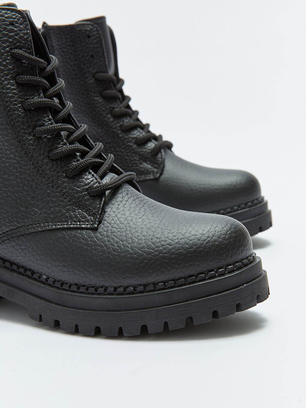 Siyah Deri Görünümlü Bağcıklı Kadın Bot-2