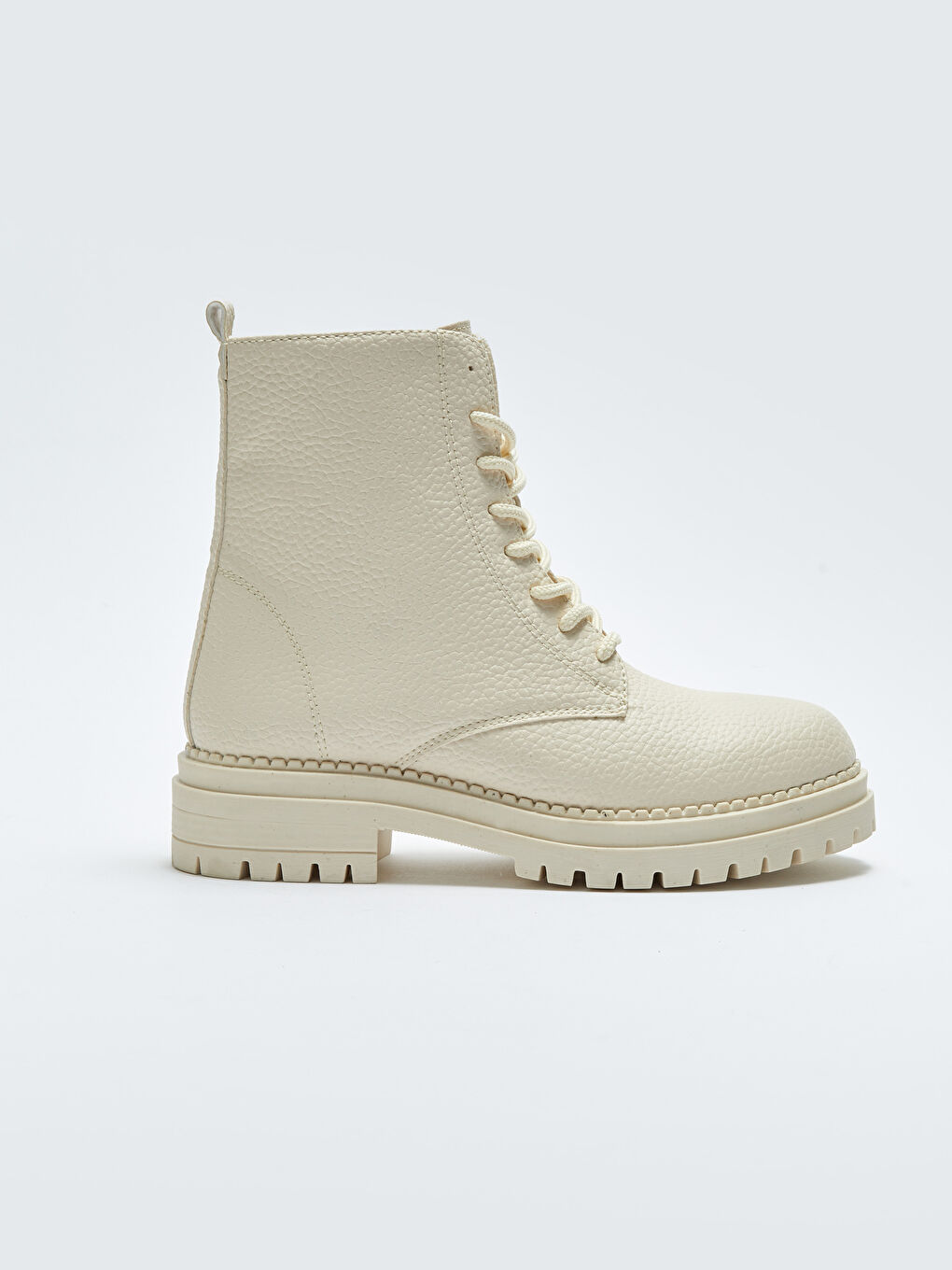 Beyaz Deri Görünümlü Bağcıklı Kadın Bot-1