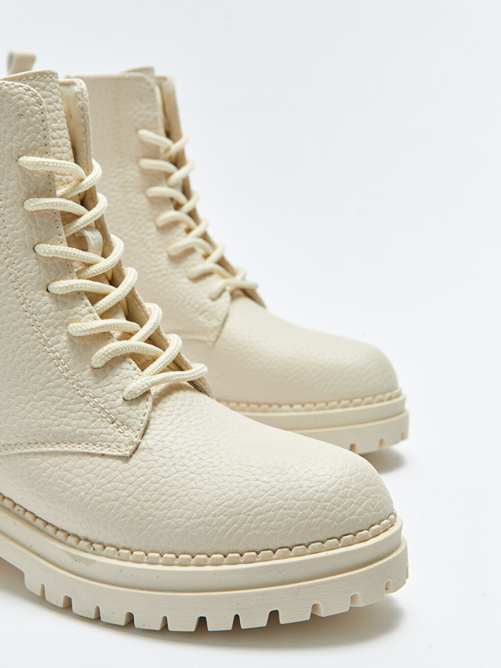 Beyaz Deri Görünümlü Bağcıklı Kadın Bot-2