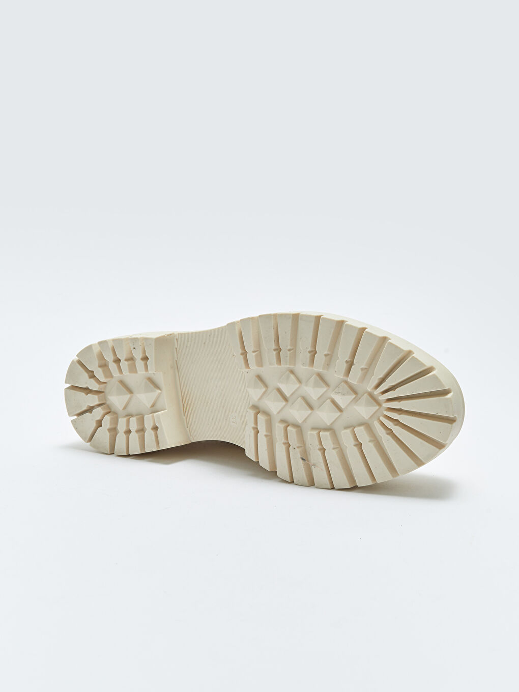 Beyaz Deri Görünümlü Bağcıklı Kadın Bot-3