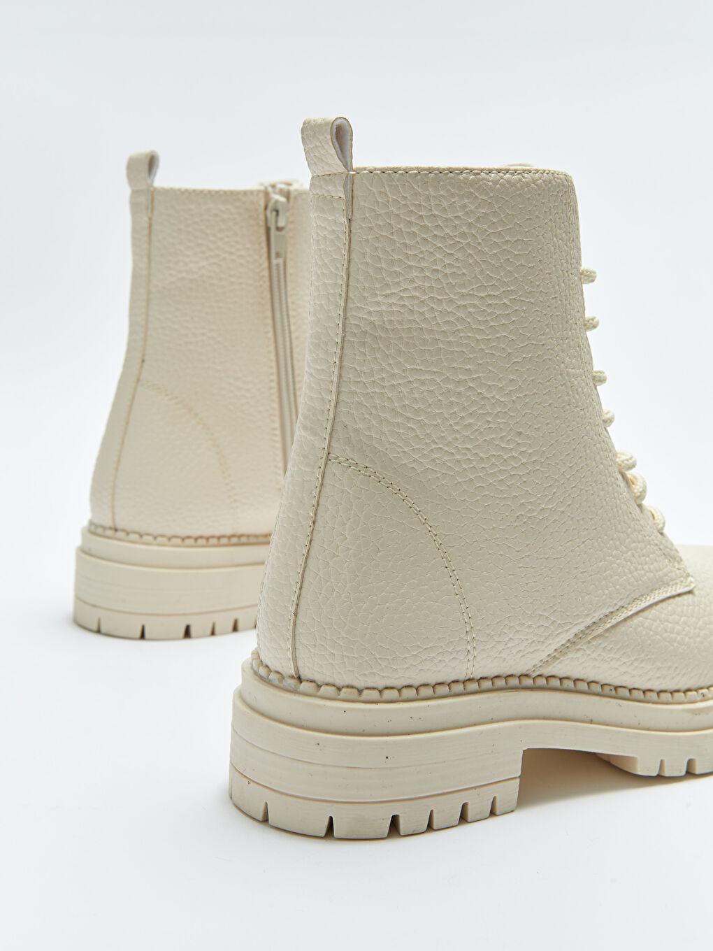 Beyaz Deri Görünümlü Bağcıklı Kadın Bot-4