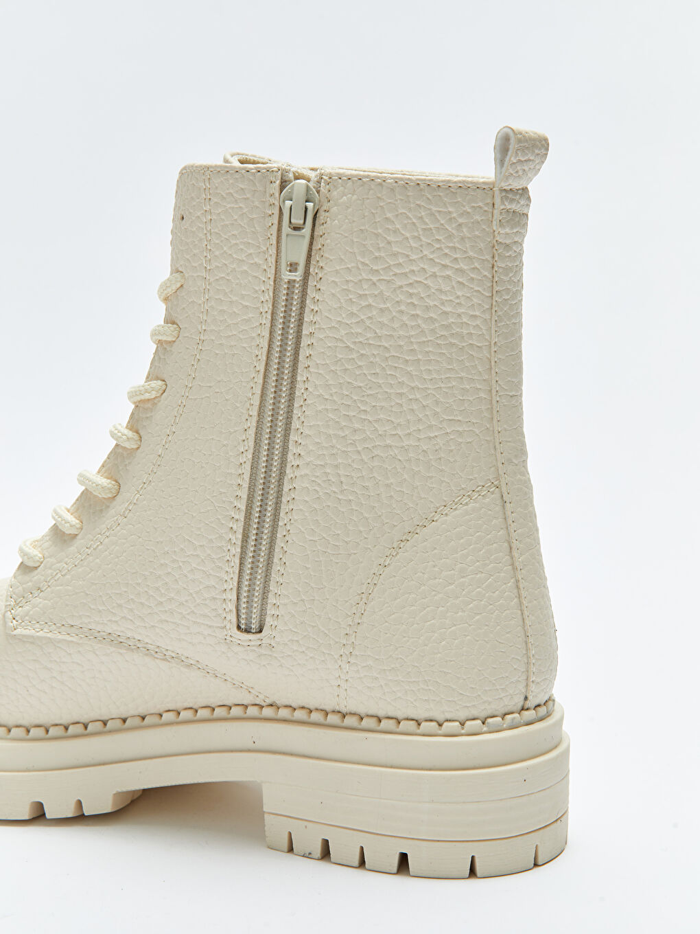 Beyaz Deri Görünümlü Bağcıklı Kadın Bot-5