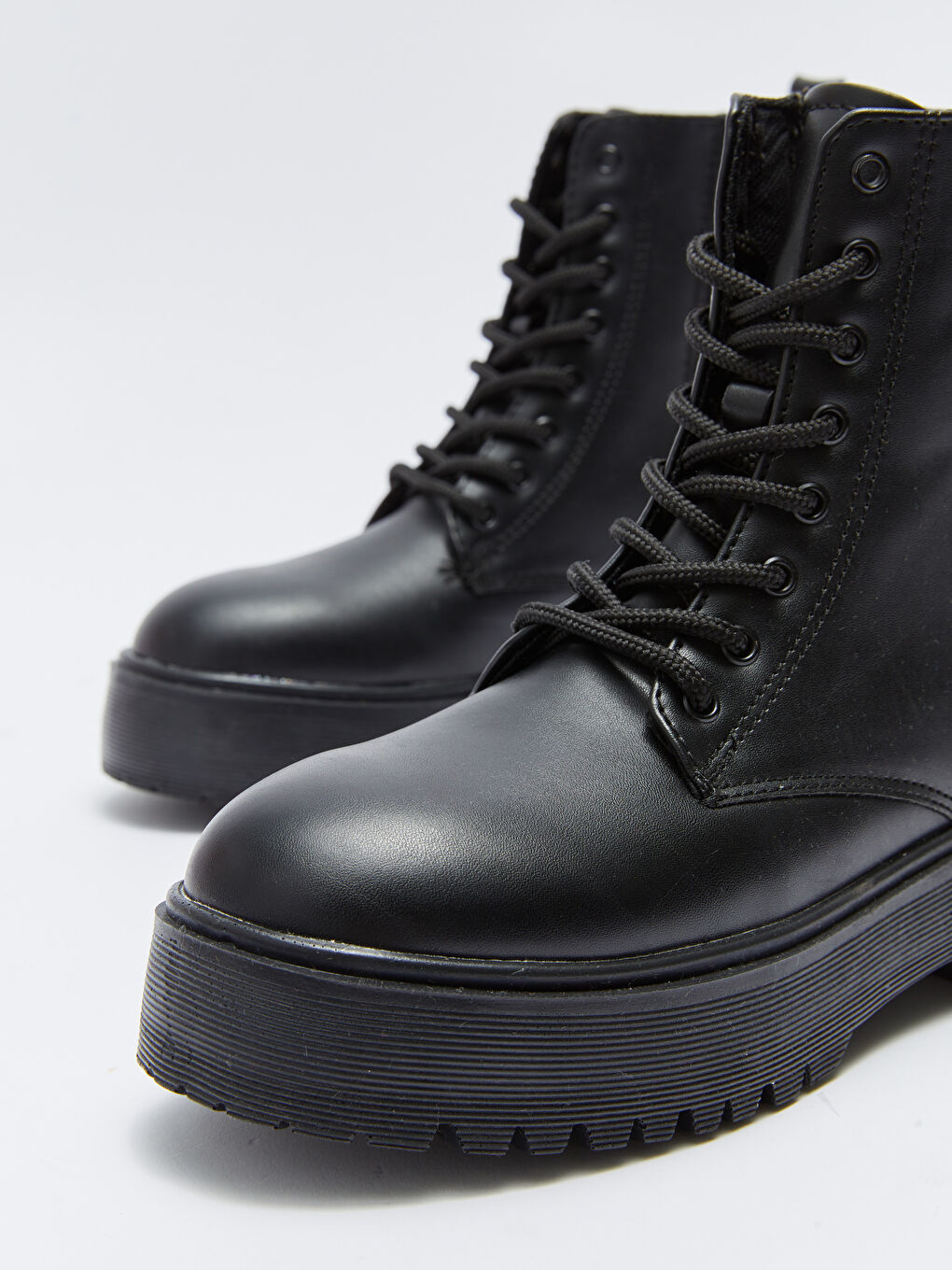 Siyah Deri Görünümlü Topuklu Kadın Bot-5