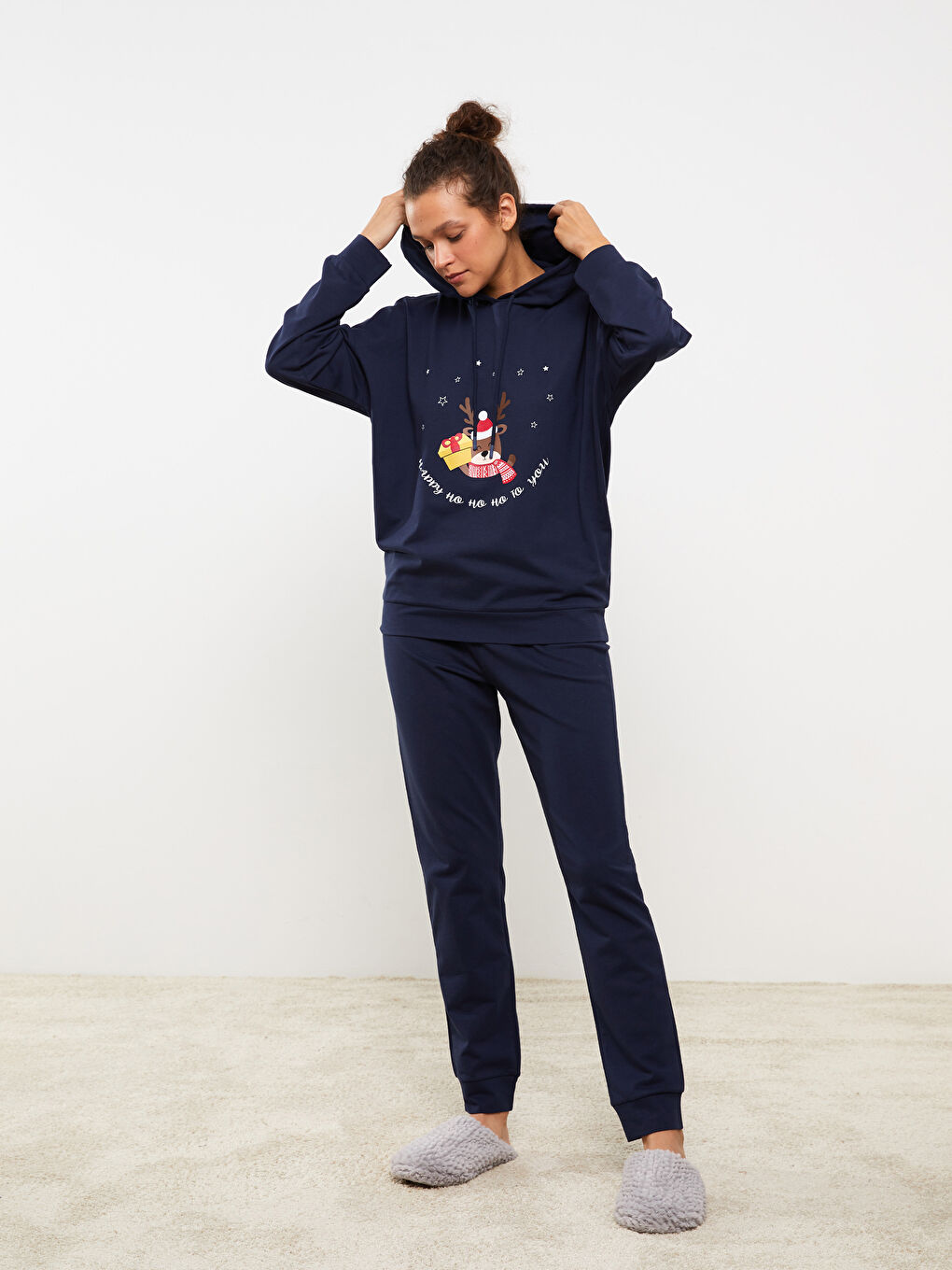 طقم بيجامة للسيدات بكابوش كم طويل بطابع رأس السنة