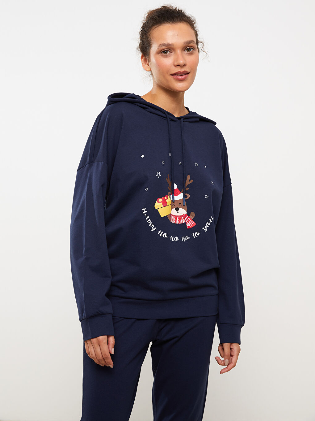 طقم بيجامة للسيدات بكابوش كم طويل بطابع رأس السنة-1