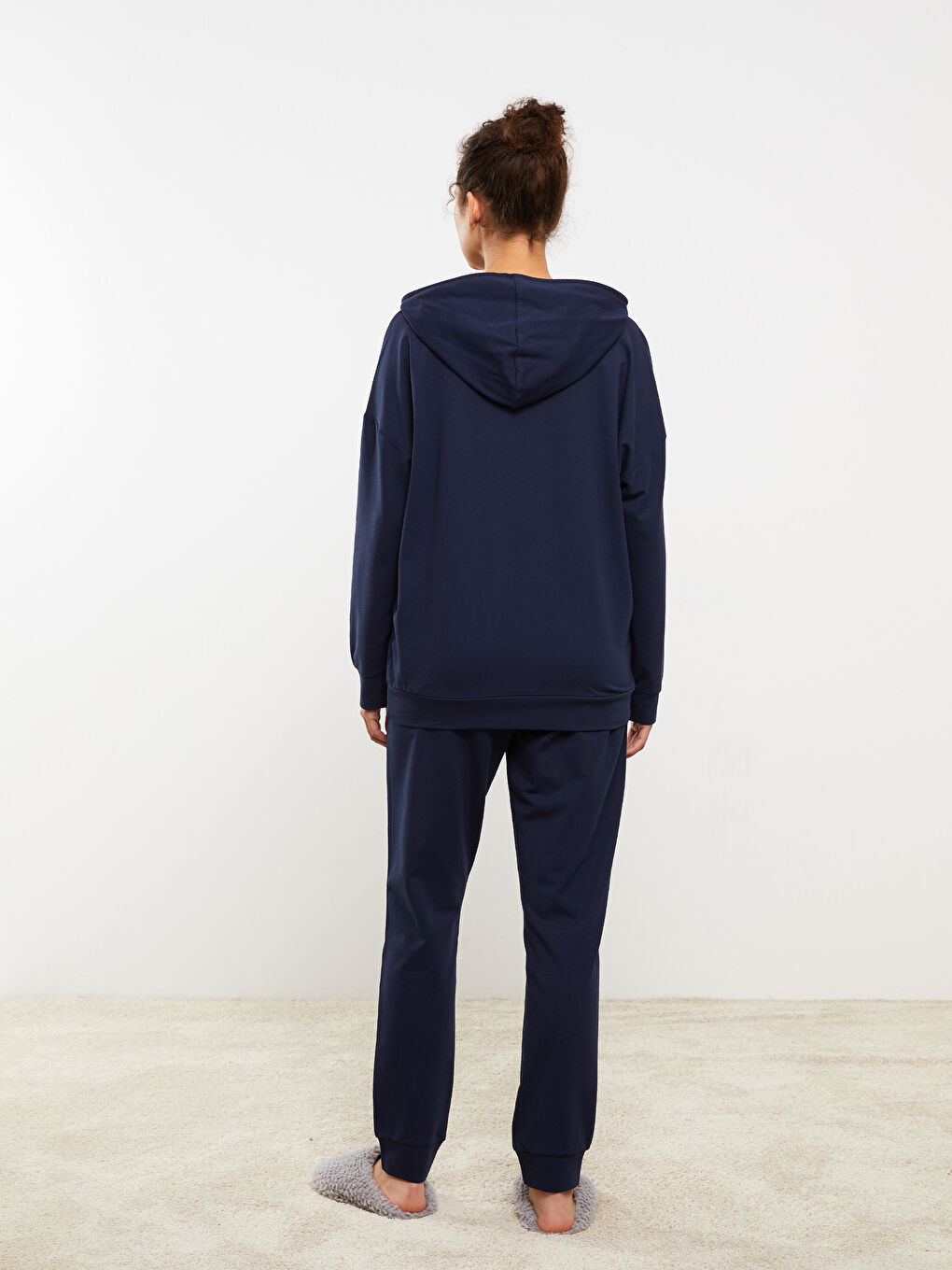 طقم بيجامة للسيدات بكابوش كم طويل بطابع رأس السنة-3