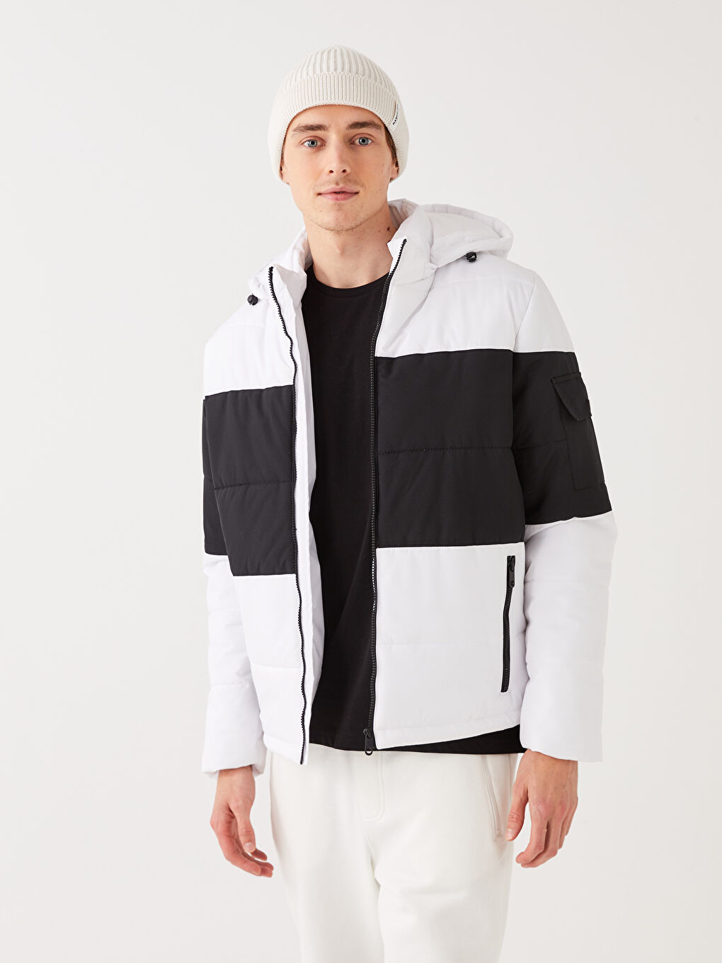 Beyaz Standart Kalıp Kapüşonlu Renk Bloklu Erkek Şişme Mont