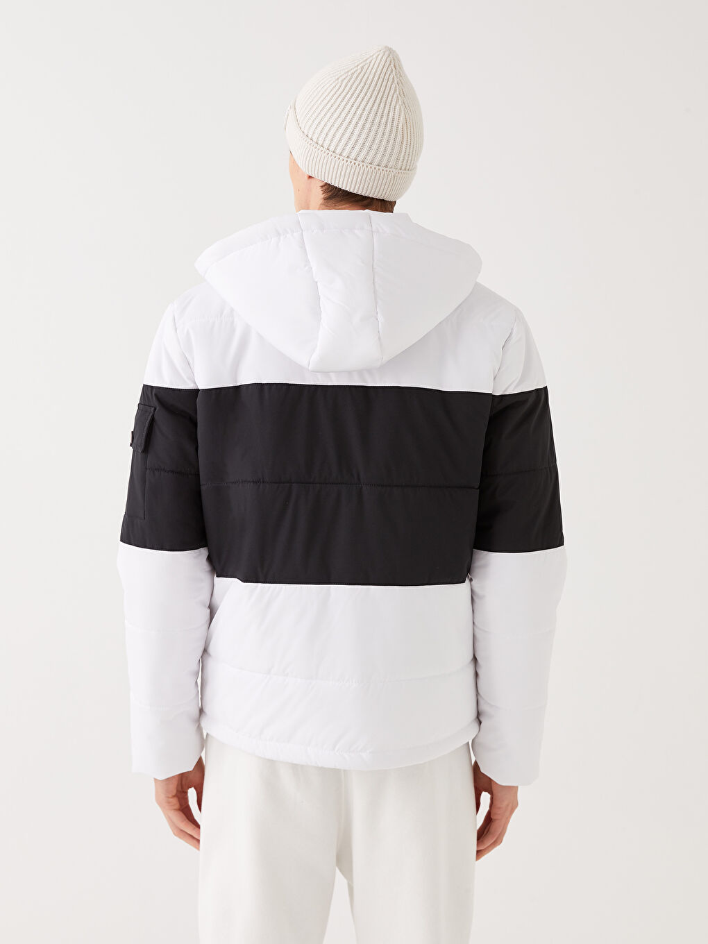 Beyaz Standart Kalıp Kapüşonlu Renk Bloklu Erkek Şişme Mont-4
