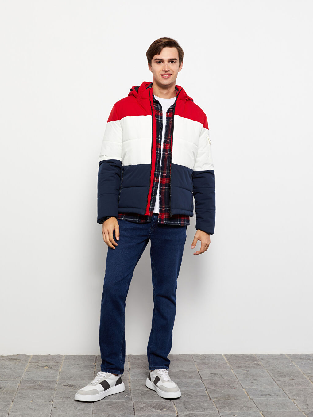 Lacivert Standart Kalıp Kapüşonlu Renk Bloklu Erkek Şişme Mont-1