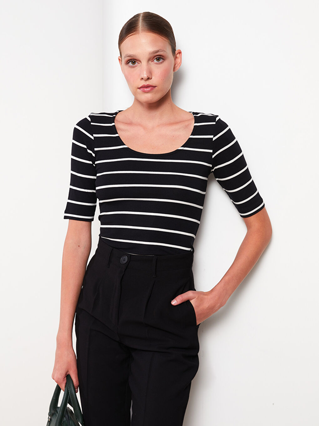 Siyah U Yaka Çizgili Kısa Kollu Kadın Tişört