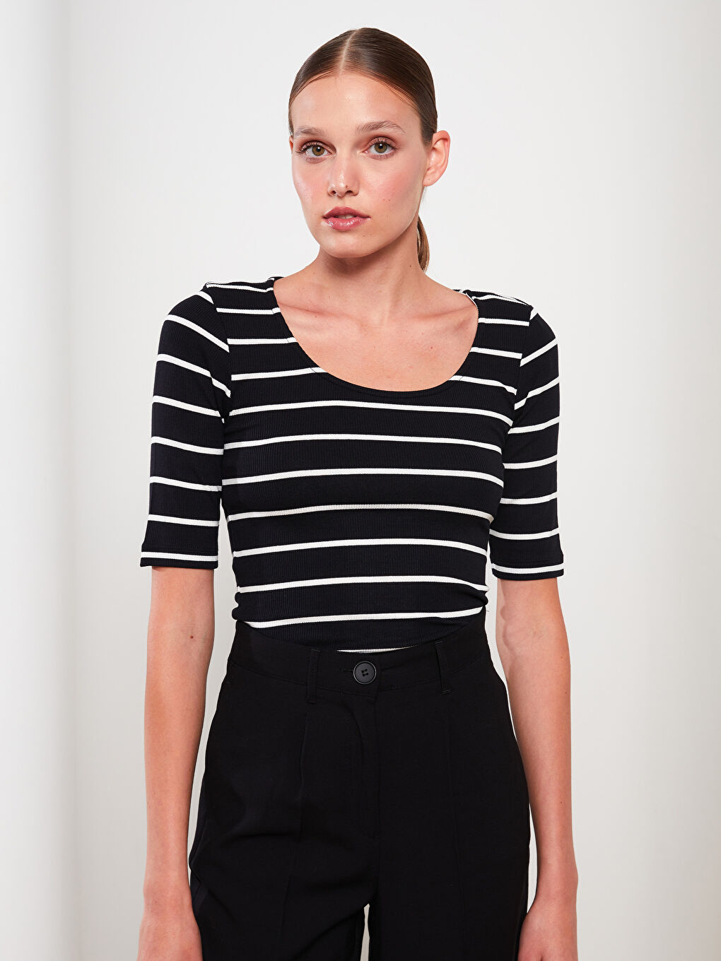 Siyah U Yaka Çizgili Kısa Kollu Kadın Tişört-1