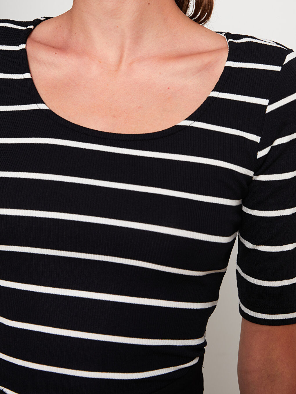 Siyah U Yaka Çizgili Kısa Kollu Kadın Tişört-3