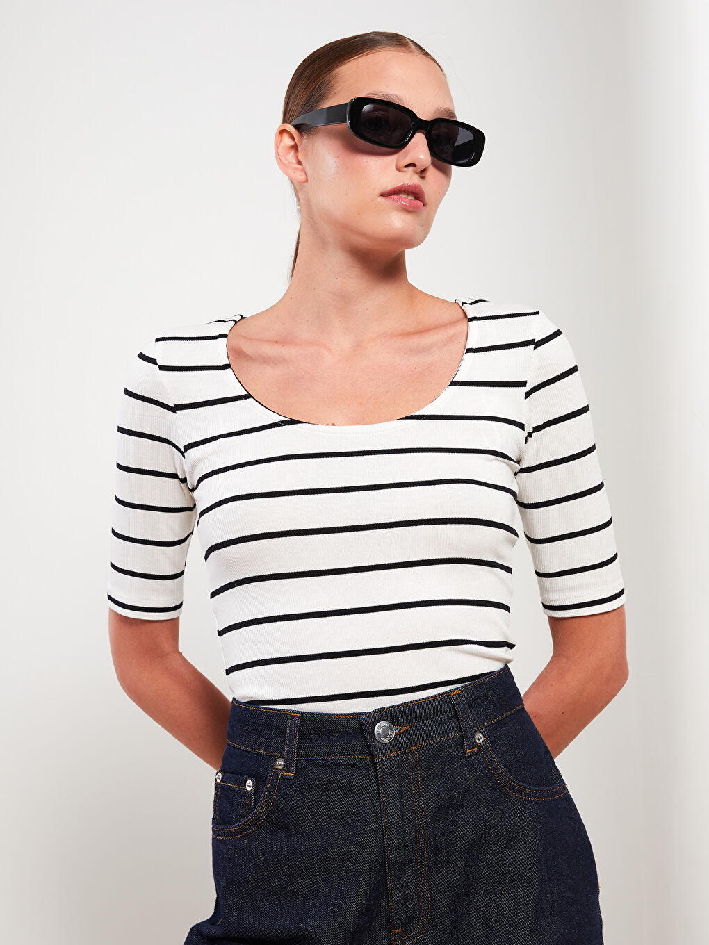 Ekru U Yaka Çizgili Kısa Kollu Kadın Tişört