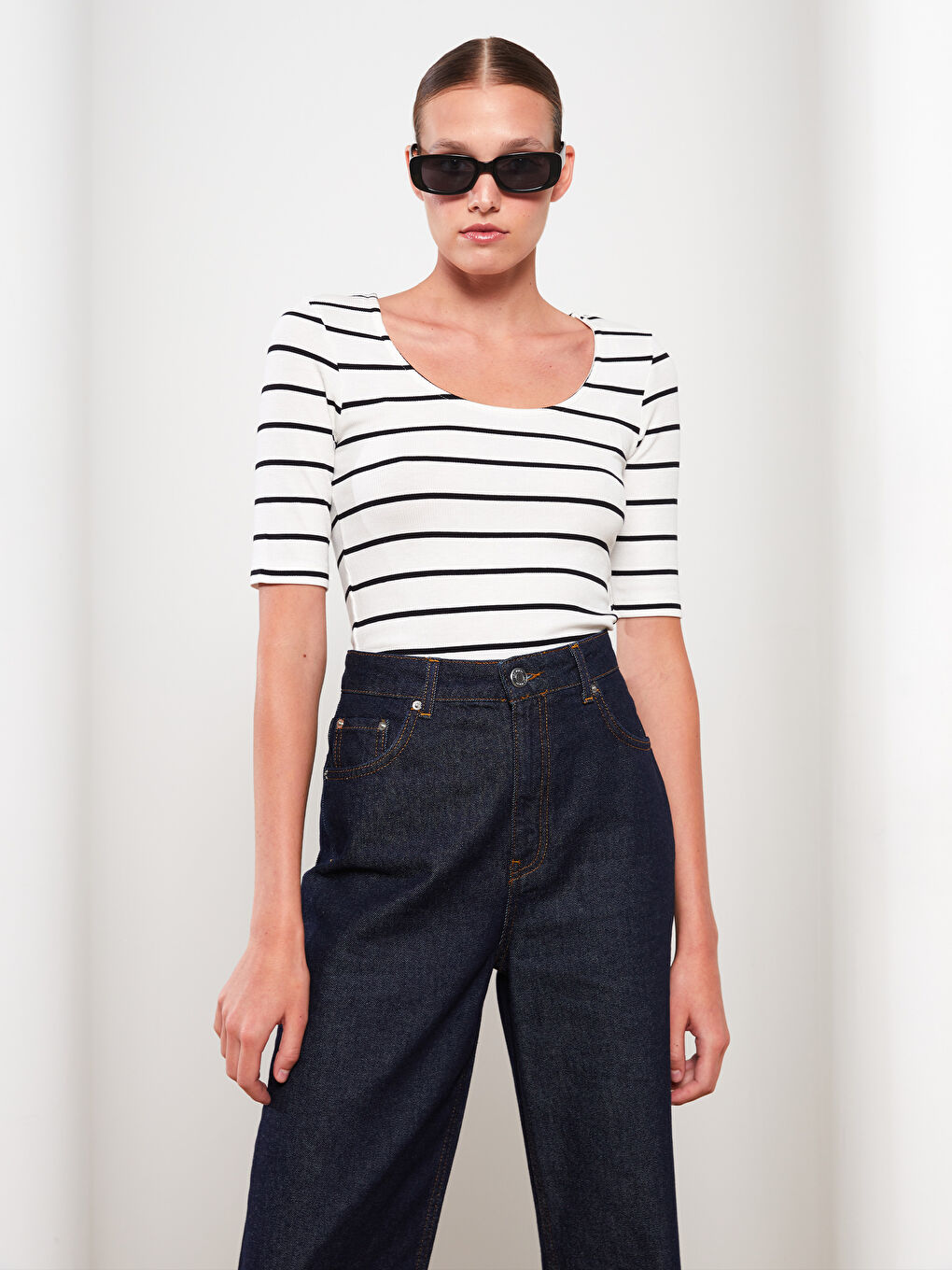 Ekru U Yaka Çizgili Kısa Kollu Kadın Tişört-1