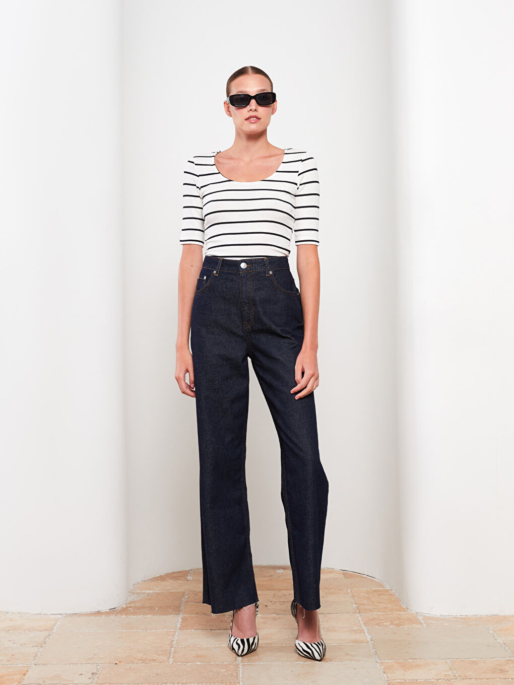 Ekru U Yaka Çizgili Kısa Kollu Kadın Tişört-2