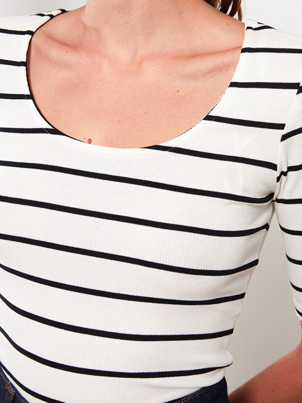 Ekru U Yaka Çizgili Kısa Kollu Kadın Tişört-3