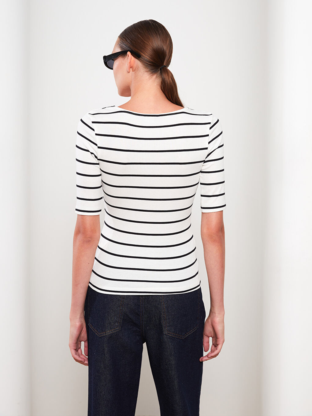 Ekru U Yaka Çizgili Kısa Kollu Kadın Tişört-4