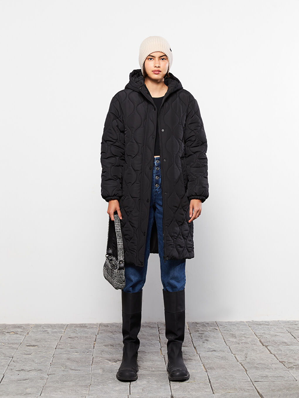 Siyah Kapüşonlu Kapitone Kadın Şişme Mont