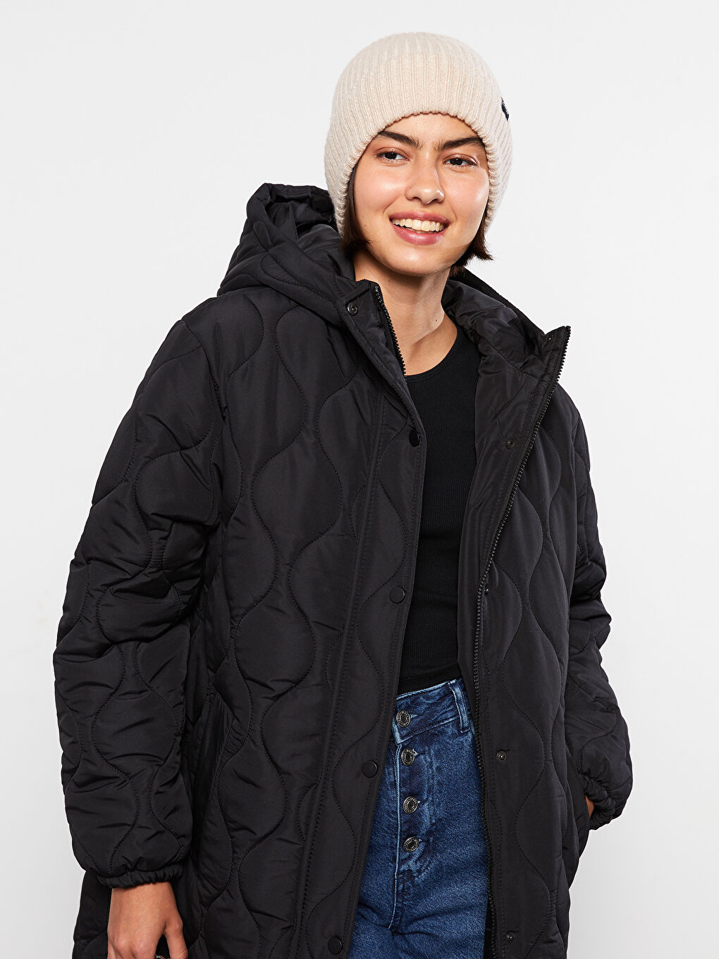 Siyah Kapüşonlu Kapitone Kadın Şişme Mont-1