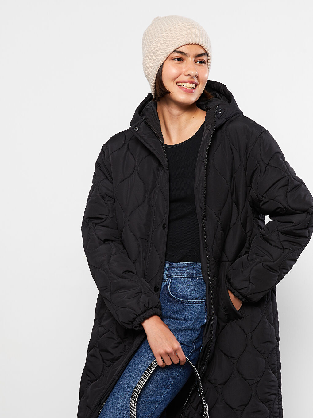 Siyah Kapüşonlu Kapitone Kadın Şişme Mont-2