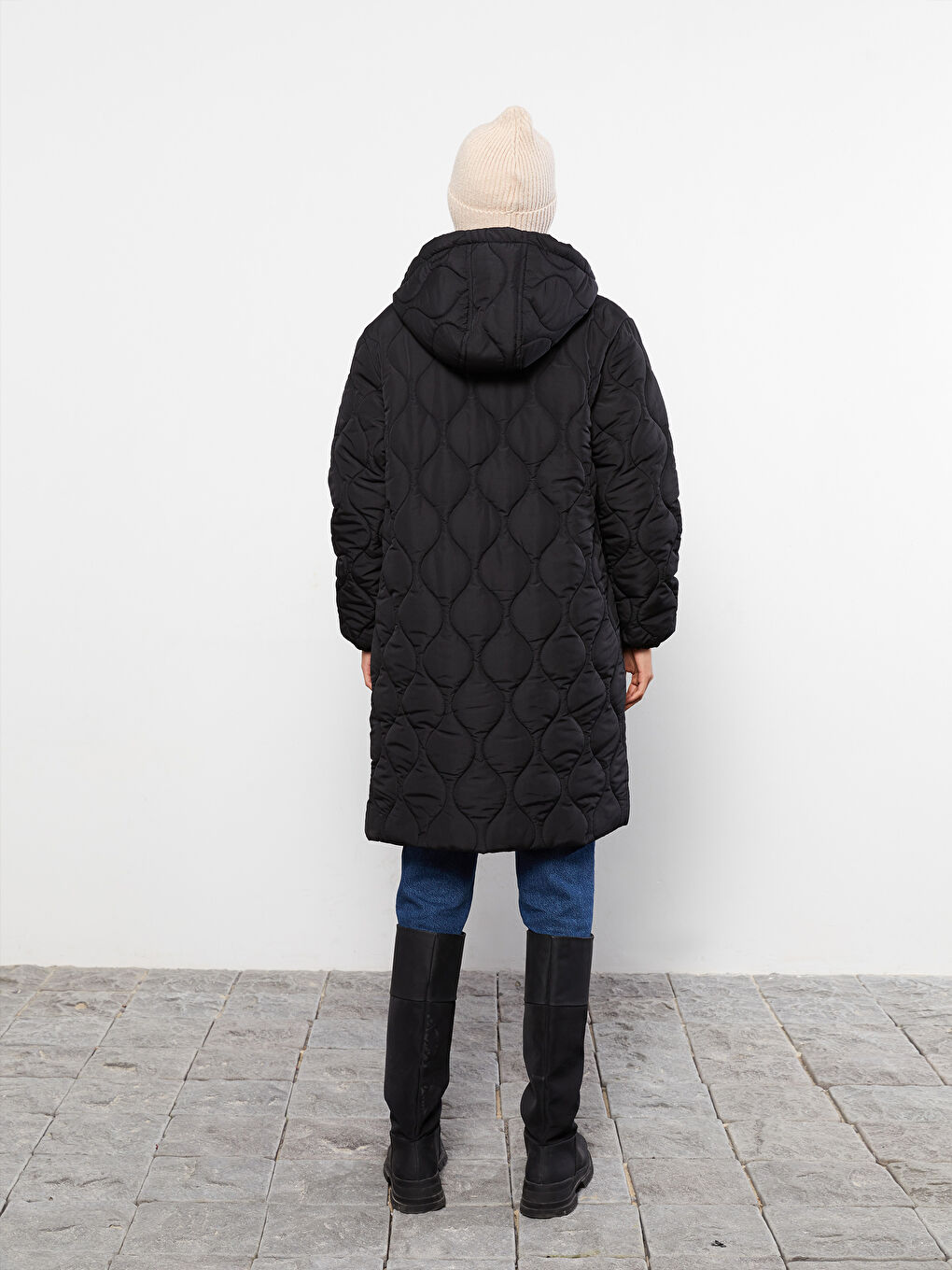 Siyah Kapüşonlu Kapitone Kadın Şişme Mont-4