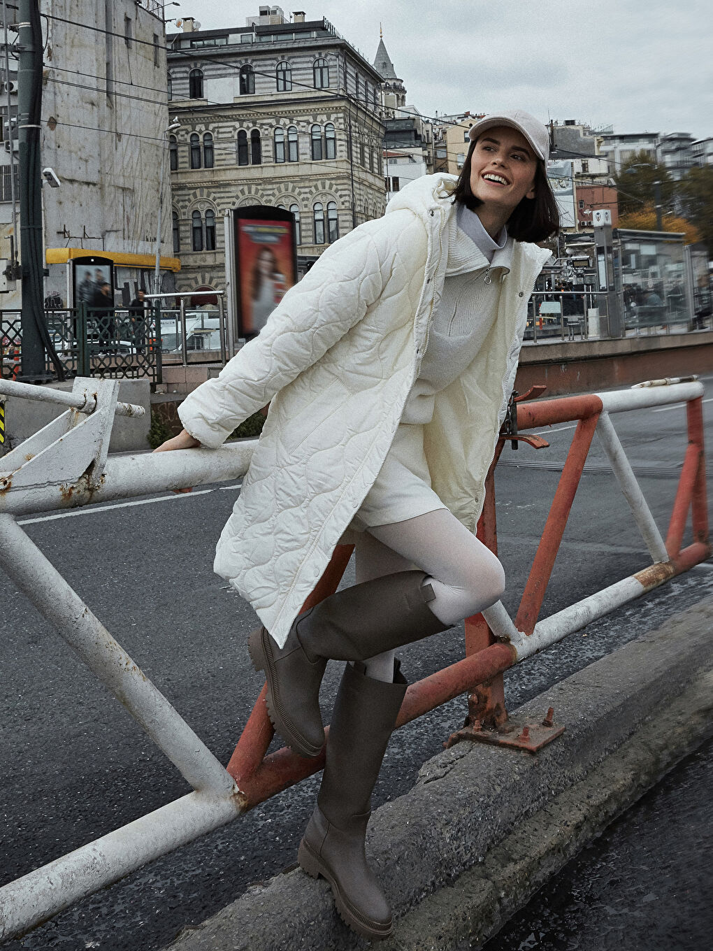 Bej Kapüşonlu Kapitone Kadın Şişme Mont-2