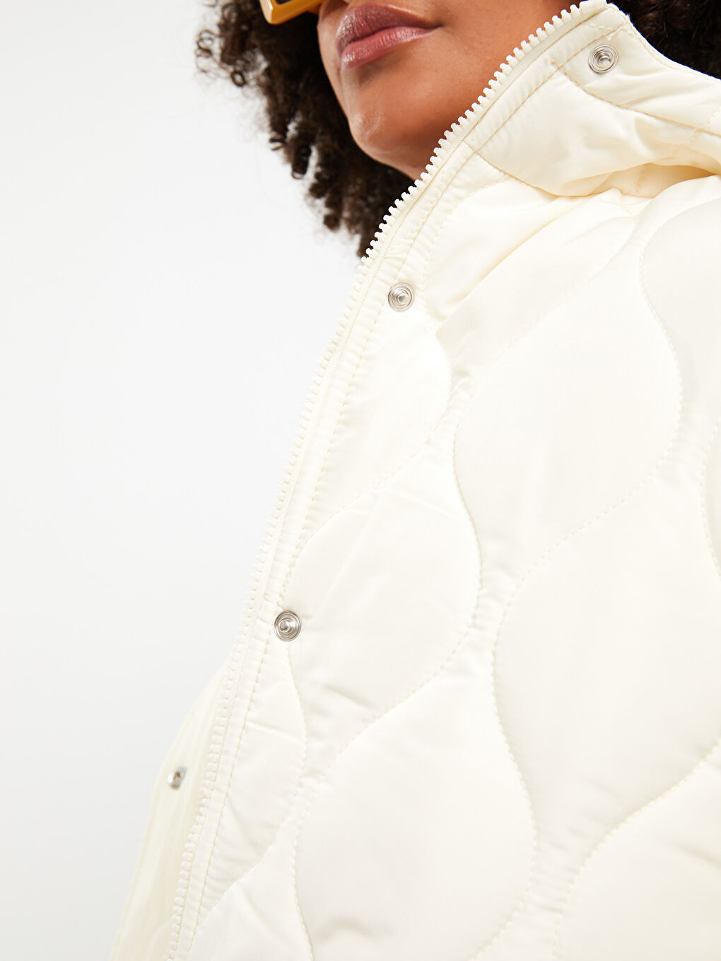 Bej Kapüşonlu Kapitone Kadın Şişme Mont-7