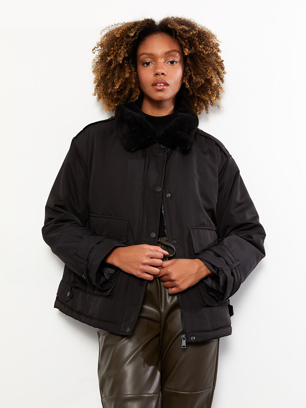 Siyah Gömlek Yaka Düz Uzun Kollu Kadın Parka